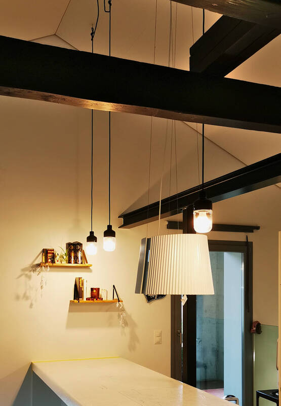 Modern und einladend. Dank individueller Beleuchtungsplanung und fachmännischer Installation wird Ihre neue Küchenbeleuchtung der Hingucker in Ihrem Eigenheim.