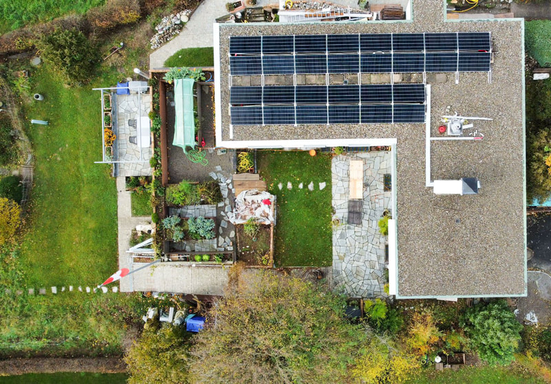 Nutzen Sie die Sonnenenergie von Ihrem Dach. Mit einer Photovoltaikanlage und dem entsprechenden Wechselrichter können Sie die Sonnenstrahlen direkt in sauberen und nutzbaren Strom umwandeln.