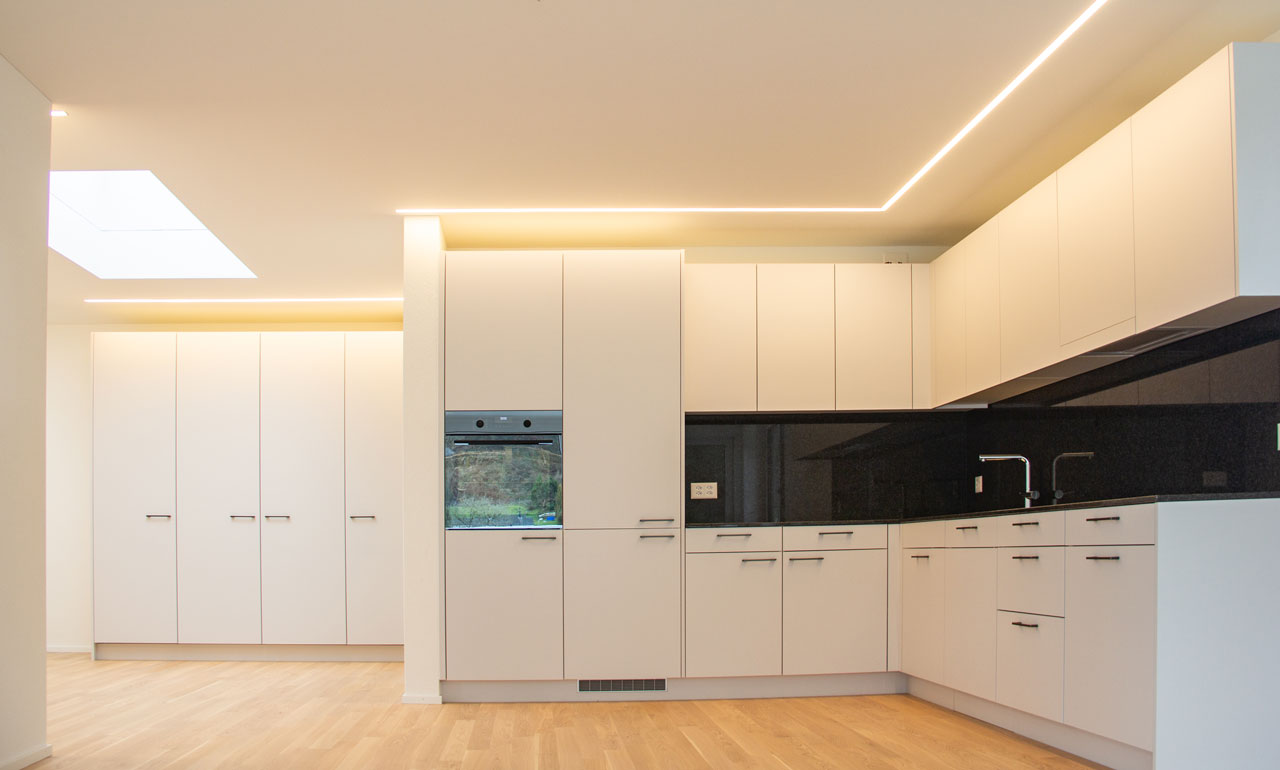 Raffiniert eingearbeitete LED-Lichtstreifen für ein tolles Beleuchtungsergebnis in Ihrer Küche. 