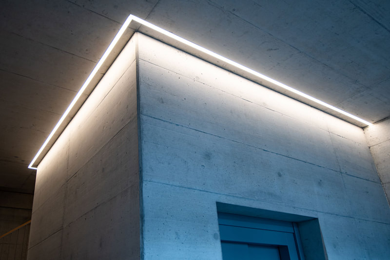 Treppenhausbeleuchtung mit LED-Beleuchtungssystem: Modern, ästhetisch und energieeffizient. 