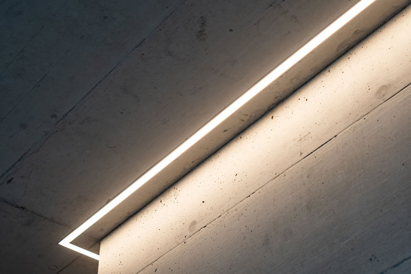 Moderne Beleuchtung für Ihr Treppenhaus: In die Wand integrierte LED-Lichtstreifen sorgen für blendfrei ausgeleuchtete Treppenstufen.