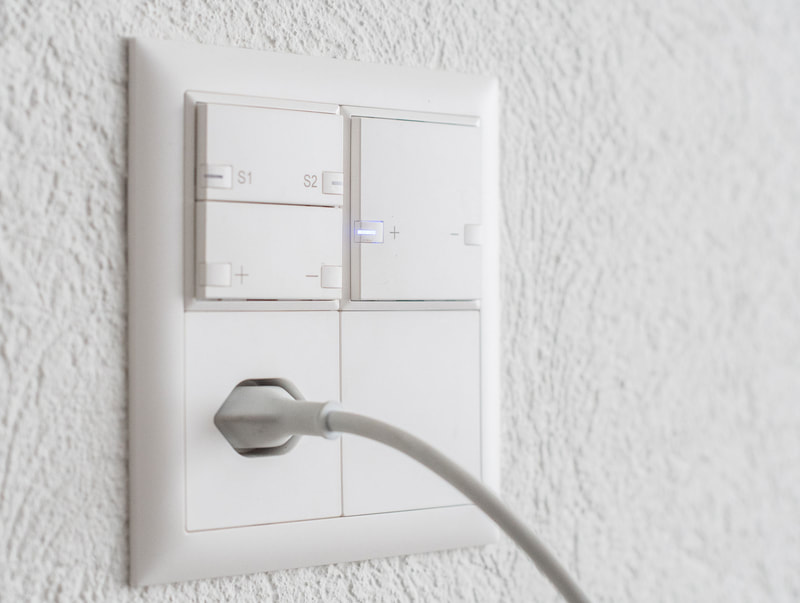 Kombination Rollladenschalter und Steckdose.