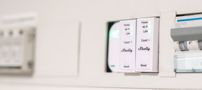 Shelly Smart Home-Automatisierung. Elektroverteilung mit professionellem 1-Kanal-Relais mit Wi-Fi-, LAN- und Bluetooth-Verbindung, geeignet für Haus- und Gebäudeautomation mit Fernsteuerung.